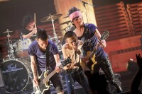 ザ・クロマニヨンズ「ザ・クロマニヨンズ ツアー SIX KICKS ROCK&ROLL」栃木・栃木県教育会館公演の様子。（撮影：柴田恵理）