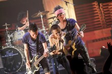 ザ・クロマニヨンズ「ザ・クロマニヨンズ ツアー SIX KICKS ROCK&ROLL」栃木・栃木県教育会館公演の様子。（撮影：柴田恵理）