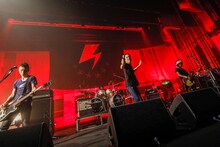 ザ・クロマニヨンズ「ザ・クロマニヨンズ ツアー SIX KICKS ROCK&ROLL」栃木・栃木県教育会館公演の様子。（撮影：柴田恵理）