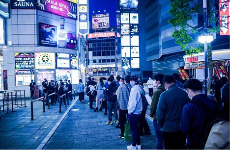 白夜のカフカによるエナジードリンク缶配布の列。