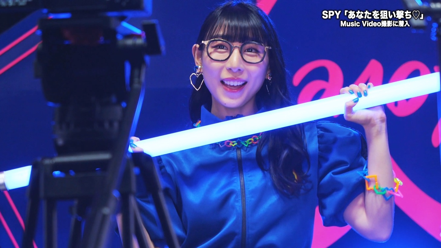 SPY「あなたを狙い撃ち♡」ミュージックビデオのメイキング映像より。