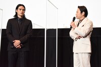 左から岡田健史、阿部サダヲ。