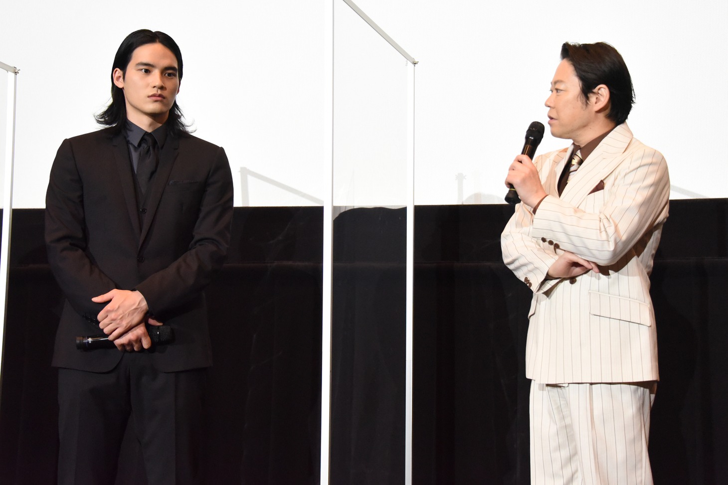 左から岡田健史、阿部サダヲ。
