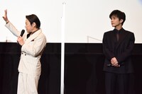 左から阿部サダヲ、岩田剛典（EXILE、三代目 J SOUL BROTHERS from EXILE TRIBE）。