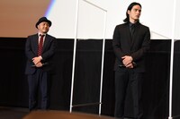 左から白石和彌監督、岡田健史。