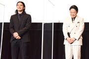 左から岡田健史、阿部サダヲ。