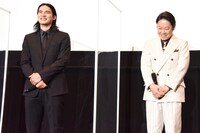 左から岡田健史、阿部サダヲ。