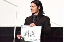 「病的に好きなものは料理」と語る岡田健史。