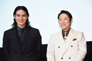 左から岡田健史、阿部サダヲ。