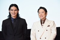 左から岡田健史、阿部サダヲ。