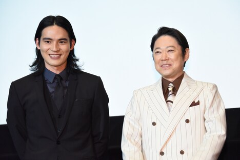 左から岡田健史、阿部サダヲ。