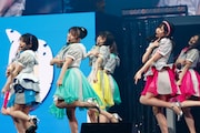 「ビーサンはなぜなくなるのか?」を初披露するHKT48。(c)Mercury