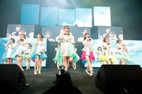 「ビーサンはなぜなくなるのか？」を初披露するHKT48。(c)Mercury