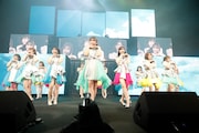 「ビーサンはなぜなくなるのか?」を初披露するHKT48。(c)Mercury
