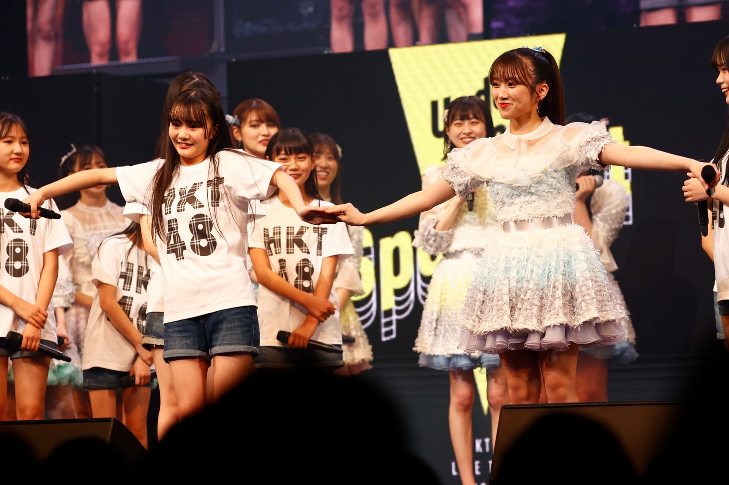 HKT48の6期生、江口心々華（左）と矢吹奈子（右）。(c)Mercury
