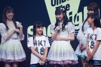 HKT48の6期生最年少の石松結菜（左から2人目）。(c)Mercury