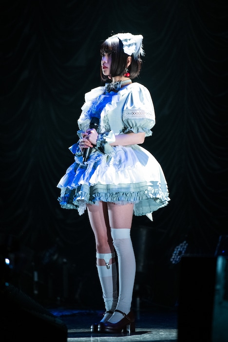 呆然と立ち尽くす根本凪。