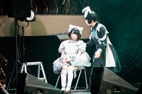 うなだれる根本凪（左）。