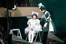 うなだれる根本凪（左）。