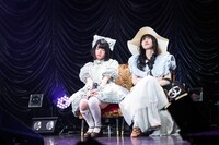 嫗（右）と語り合う根本凪（左）。