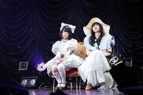 嫗（右）と語り合う根本凪（左）。