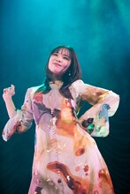 突然ステージ上に現れたナレーション担当の陶山恵実里。