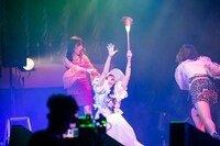 謎のチャンバラを繰り広げるギャルと翁と嫗。