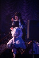 地球での思い出を語り合う天女（上）と根本凪（下）。