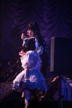 地球での思い出を語り合う天女（上）と根本凪（下）。