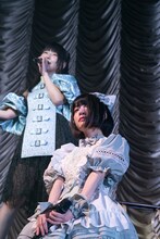 天女役・相沢梨紗（上）の歌声に耳を傾ける根本凪（下）。