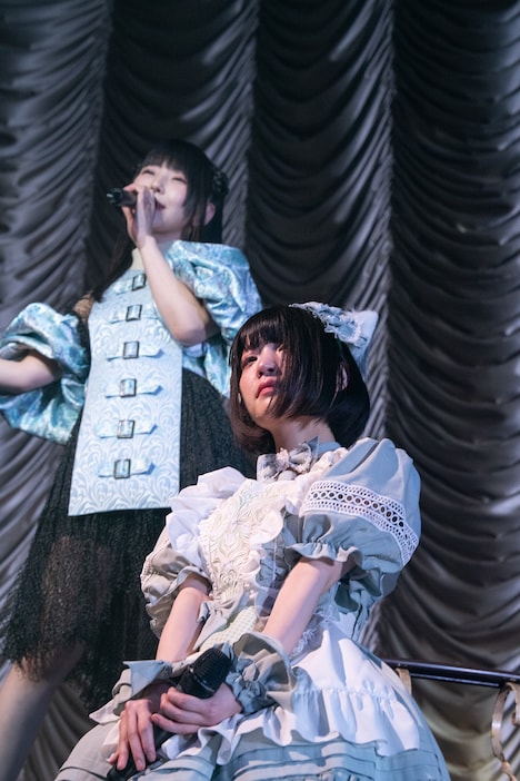 天女役・相沢梨紗（上）の歌声に耳を傾ける根本凪（下）。