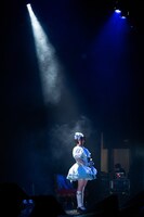 スポットライトを浴びる根本凪。