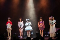 最後のメッセージを伝える根本凪（中央）。