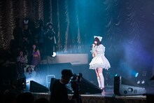 「ORANGE RIUM」を歌う根本凪。