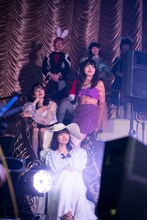 根本凪を見守る出演者たち。