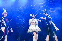 月のウサギたちに歌うよう促される根本凪。