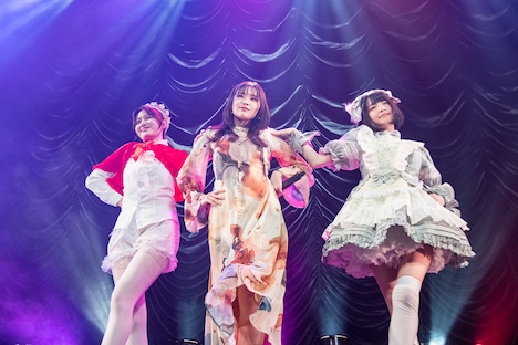 トリガー（概念）の大塚望由、陶山恵実里、根本凪（左から）。