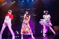 トリガー（概念）の大塚望由、陶山恵実里、根本凪（左から）。