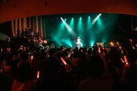 「ORANGE RIUM」を歌う根本凪。