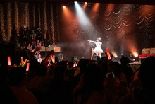 「ORANGE RIUM」を歌う根本凪。