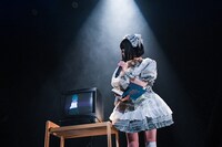 Vtuber根本凪（左）と根本凪（右）。