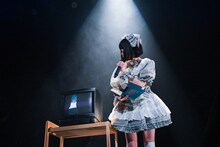 Vtuber根本凪（左）と根本凪（右）。