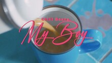 Chilli Beans.「マイボーイ」ミュージックビデオより。