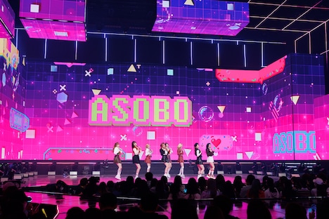 NiziU (c) CJ ENM Co., Ltd, All Rights Reserved