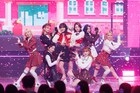 NiziUが韓国「KCON」にて多言語で堂々パフォーマンス、TWICE先輩の「DTNA」カバーも披露