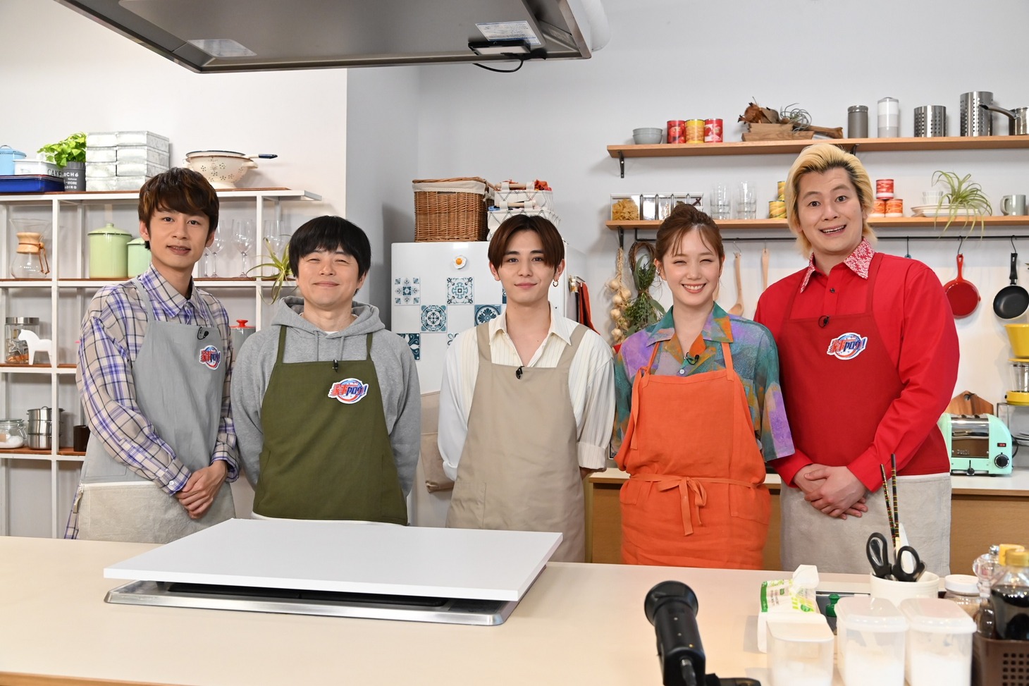 左から中丸雄一（KAT-TUN）、バカリズム、山田涼介（Hey! Say! JUMP）、本田翼、カズレーザー（メイプル超合金）。(c)テレビ朝日