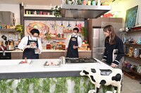 左から伊藤俊介（オズワルド）、満島真之介、田村保乃（櫻坂46）。 (c)TBS