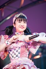 早着替えで新衣装になった新井ひとみ。