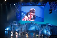 スクリーン越しにアピールする新井ひとみ。