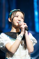 涙を流す山邊未夢。